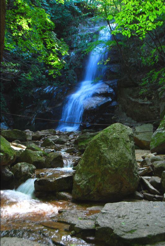 ▲ 등산로 입구에서 100m 떨어진 오송폭포.ⓒ진경수 山 애호가