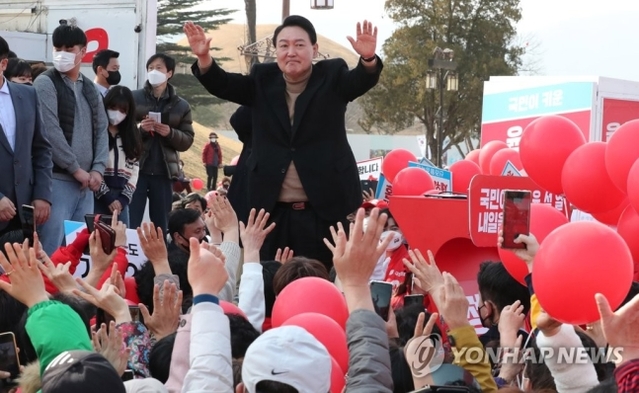 ▲ 대선 후보 시절인 지난해 3월 경북 경주에서 유세 현장에서 지지를 호소하는 윤석열 대통령 ⓒ연합뉴스