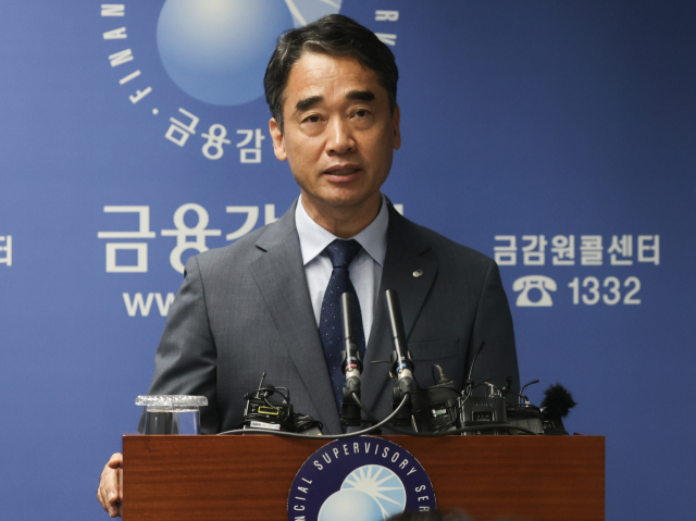 ▲ ▲ 함용일 금융감독원 자본시장회계담당 부원장이 24일 서울 여의도 금융감독원에서 라임·옵티머스·디스커버리펀드 등 주요 투자자 피해 운용사에 대한 추가 검사 결과와 관련해 브리핑하고 있다. ⓒ연합뉴스