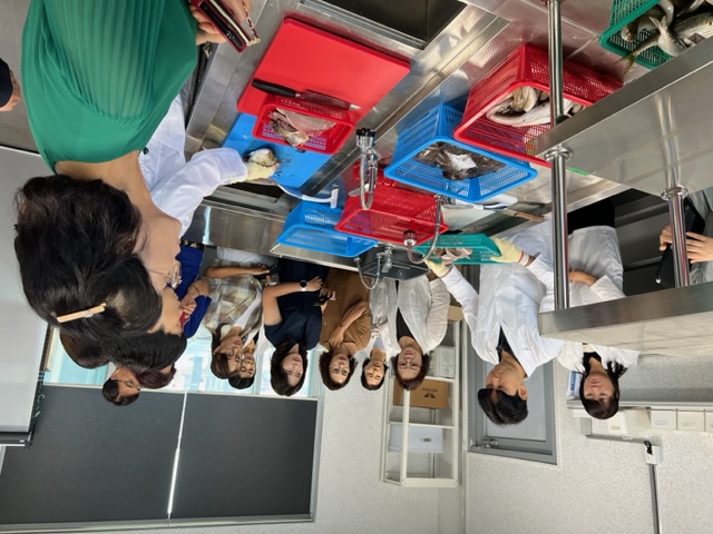 ▲ 주부모니터링단은 25일 포항 송도 활어위판장에서 어획된 가자미, 아귀 등 6종에 대한 수산물 방사능 검사과정을 함께 진행했으며 검사 결과 방사능 불검출을 직접 확인했다.ⓒ경북도