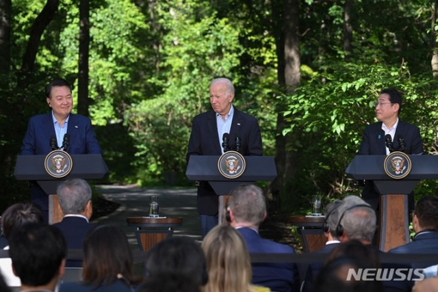 ▲ 윤석열 대통령이 18일(현지시간) 메릴랜드주에 위치한 미국 대통령 별장 캠프 데이비드에서 조 바이든 미국 대통령, 기시다 후미오 일본 총리와 공동기자회견을 하고 있다. ⓒ뉴시스