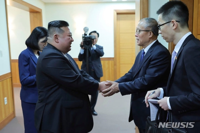▲ 북한 조선중앙통신이 지난 7월 27일 제공한 사진에 김정은(왼쪽) 북한 국무위원장이 27일 당중앙위원회 본부 청사에서 리훙중 중국 전국인민대표대회 상무위원회 부위원장과 악수하고 있다. 리훙중 부위원장은 이자리에서 시진핑 중국 국가주석의 친서를 전달했다. ⓒAP/뉴시스