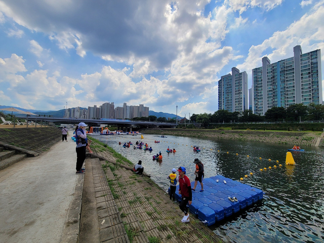 ▲ 신천 야외물놀이장은 작년과 달리 신천 내 맑은물 공급으로 하상에 물놀이 체험시설을 설치해 많은 청소년과 어린이들의 사랑을 받았다.ⓒ대구시
