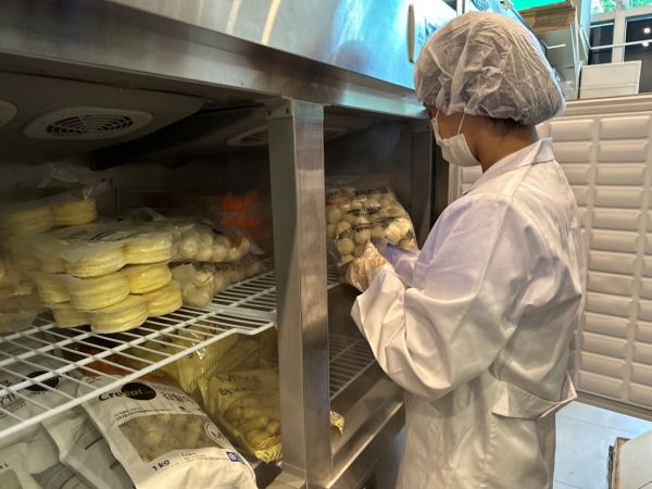 ▲ 맘스터치 가맹본부 품질위생 관리 담당자가 매장을 방문해 위생점검을 하고 있다.ⓒ맘스터치앤컴퍼니