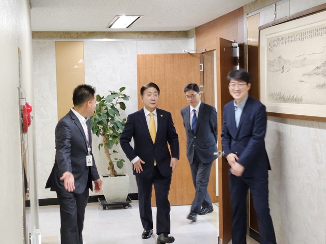 ▲ 이동관 방통위원장(중앙)ⓒ김병욱 기자