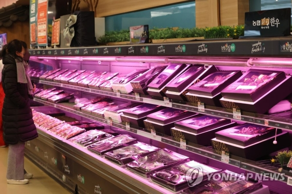 ▲ 대형마트 정육코너. 한국농촌경제연구원은 올해 추석 한우값이 전년보다 하락할 것으로 전망했다.ⓒ연합뉴스