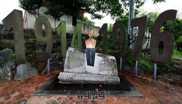 ▲ 전남 화순군 능주초등학교 내 설치된 정율성 흉상 ⓒ정상윤 기자