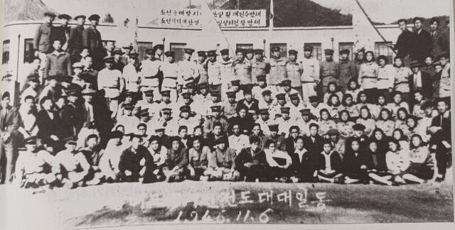 ▲ 선전부장 당시 황해도 선거선전도대 대원들과 함께한 정율성(앞줄 가운데 원안, 1946). ⓒ '항일전사 정율성 평전' 발췌