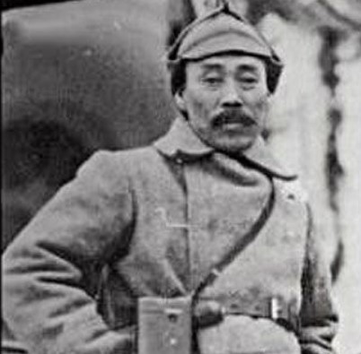 ▲ 홍범도가 1922년 1월 모스크바 극동민족대회에 참가한 당시 레닌과 면담 후 레닌의 하사품 모젤 권총을 차고 찍은 사진으로 추정된다.ⓒ연합뉴스(반병률 교수 제공)