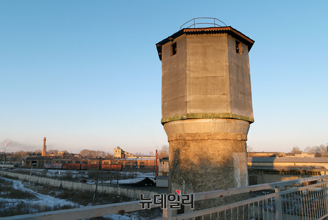 ▲ 1921년 6월28일 자유시 참변이 일어났던 러시아 스보보드니 체스노코프역 육교 인근에 있는 급수탑. 참변으로 항일 무장독립군의 역사는 사실상 궤멸당했다. 독립군 일부는 무사히 학살 현장을 벗어났으나 1㎞가량 떨어진 제야강을 건너다 빠른 물살에 휩쓸려 숨졌다.ⓒ러시아 스보보드니=이기륭 기자