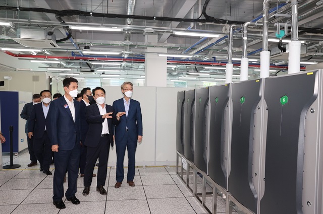 ▲ 지난 2021년 7월 포항 수소연료전지 인증센터가 공인시험기관으로 인정받아 개최한 현판식에서 이강덕 포항시장이 인증센터를 둘러보고 있다.ⓒ포항시