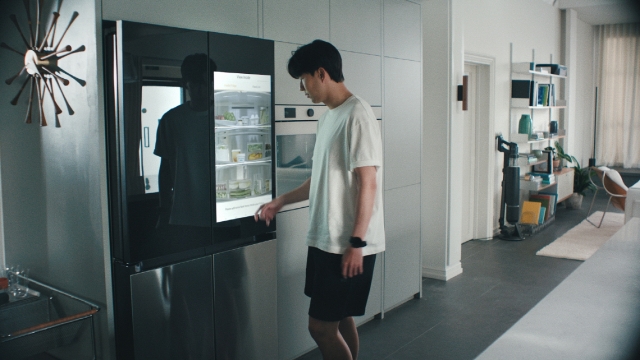 ▲ 손흥민 선수가 '스마트싱스 라이프' 캠페인 영상에서 삼성 스마트싱스에 연동된 패밀리허브 냉장고를 사용하고 있는 모습. ⓒ삼성전자