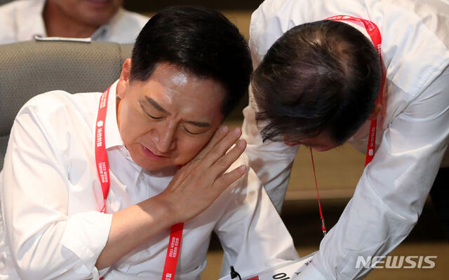 ▲ 김기현 국민의힘 당 대표가 28일 오후 인천 중구 인천국제공항공사 인재개발원에서 열린 '국민과 함께 3대 개혁 완수-2023 국회의원 연찬회'에서 이철규 사무총장과 대화하고 있다. ⓒ뉴시스