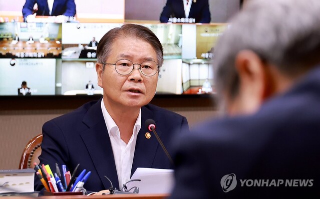 ▲ 이정식 고용노동부 장관이 28일 서울고용노동청에서 열린 '노동개혁 추진 점검회의'를 주재하고 있다.ⓒ연합뉴스
