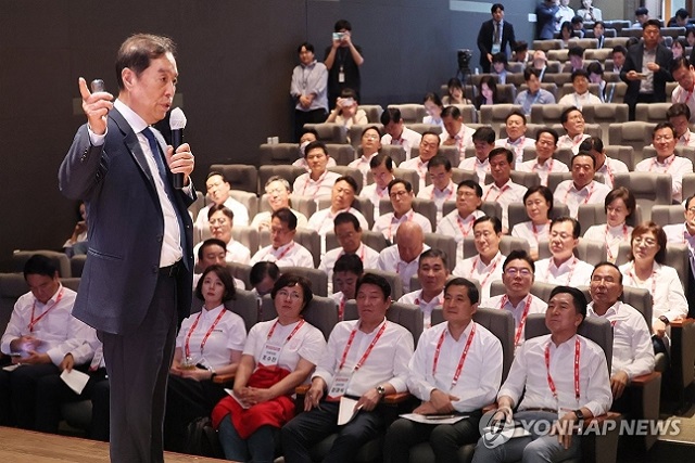 ▲ 김병준 전 자유한국당 비상대책위원장이 28일 오전 인천 중구 인천국제공항공사 인재개발원에서 열린 2023 국민의힘 국회의원 연찬회에서 특강을 하고 있다.ⓒ연합뉴스