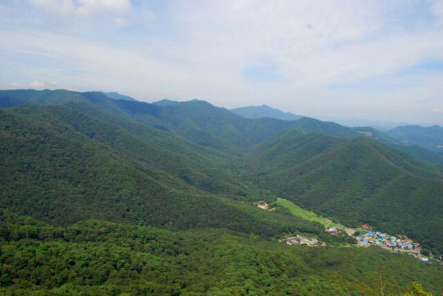 ▲ 장군봉에서 바라본 만수산 기슭과 무량마을.ⓒ진경수 山 애호가
