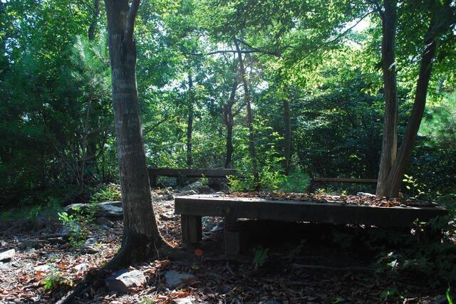 ▲ 만수산 갈림길에 놓인 평상.ⓒ진경수 山 애호가