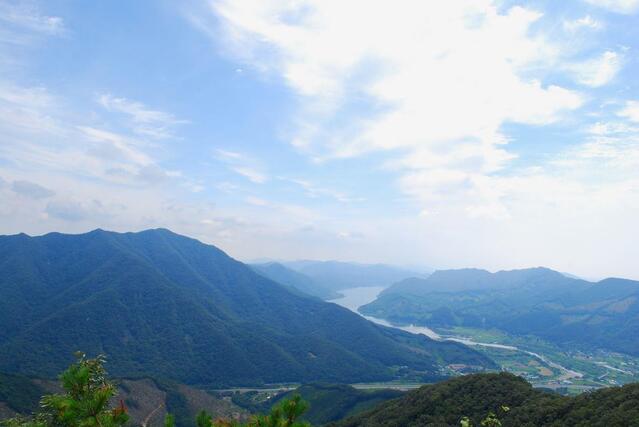 ▲ 장군봉에서 바라본 아미산을 휘감아 도는 보령호.ⓒ진경수 山 애호가