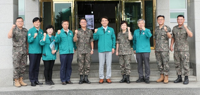 ▲ 김진태 강원특별자치도지사가 28일 2군단 사령부를 방문, 장광선 군단장과 간부들과 함께 파이팅을 외치고 있다.ⓒ강원특별자치도