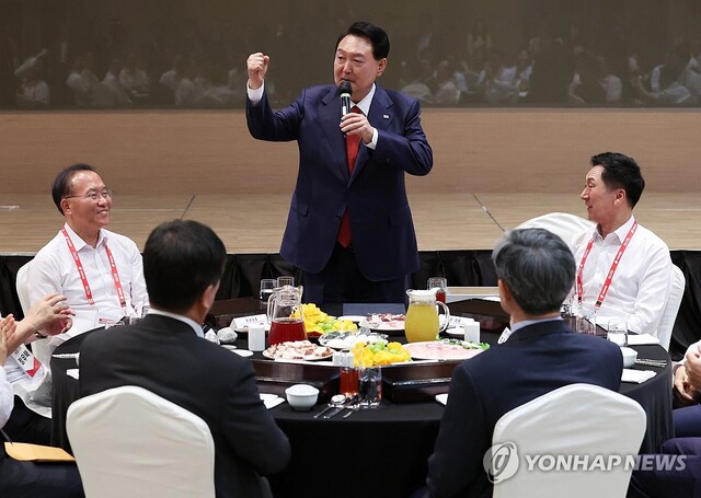 ▲ 윤석열 대통령이 28일 인천에서 열린 2023 국민의힘 국회의원 연찬회 만찬에서 발언하고 있다.ⓒ연합뉴스(사진=공동취재)