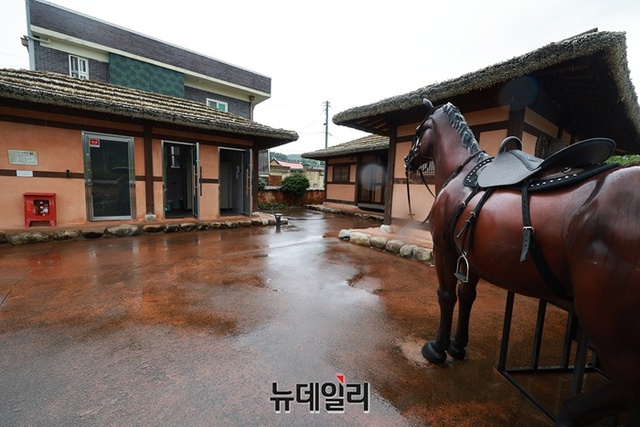 ▲ 25일 방문한 정율성 고향집의 모습. 의문의 말 조형물도 눈에 띈다. ⓒ정상윤 기자
