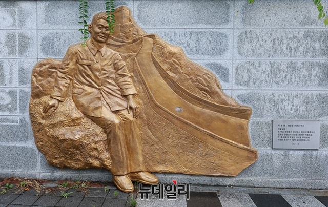 ▲ 정율성이 바위에 걸터앉아 만리장성 너머를 바라보고 있다. '정율성 부조'의 모습. ⓒ정상윤 기자