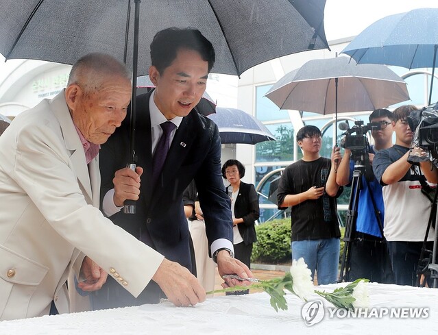 ▲ 박민식 국가보훈부 장관이 28일 오전 전남 순천역에서 6·25 학도병으로 참전한 고병현(94) 옹과 함께 헌화하고 있다. 2023.8.28 ⓒ연합뉴스