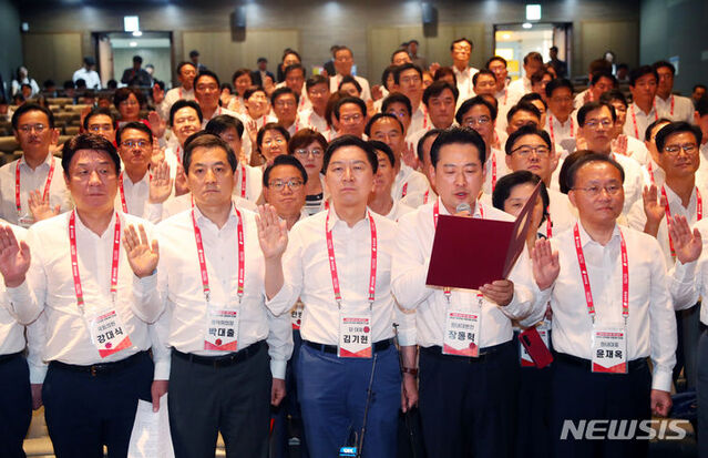▲ 기현 국민의힘 당 대표를 비롯한 국민의힘 의원들이 29일 오전 인천 중구 인천국제공항공사 인재개발원에서 열린 '국민과 함께 3대 개혁 완수-2023 국회의원 연찬회'에서 결의문 낭독을 하고 있다. ⓒ뉴시스