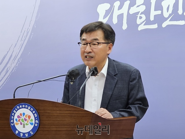 ▲ 전형식 충남도 정무부지사가 29일 도청 프레스센터에서 내년 국비확보와 관련해 기자회견을 하고 있다.ⓒ김정원 기자