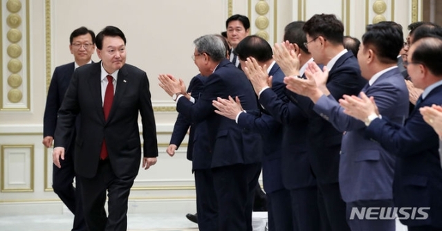 ▲ 윤석열 대통령이 29일 청와대 영빈관에서 열린 제21기 민주평화통일자문회의 간부위원과의 통일대화에 입장하고 있다. ⓒ뉴시스