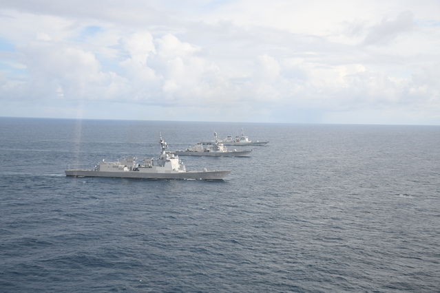 ▲ 아래부터 미국 해군 이지스구축함 벤폴드함, 한국 해군 이지스구축함 율곡이이함, 일본 해상자위대 이지스구축함 하구로함. ⓒ해군