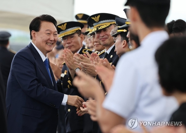 ▲ 윤석열 대통령이 지난 28일 인천 서구 아라서해갑문에서 열린 제70주년 해양경찰의 날 기념식에 입장해 참석자들과 인사를 나누고 있다. ⓒ연합뉴스