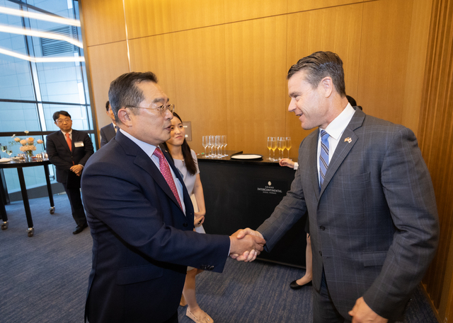 ▲ 구자열 한국무역협회 회장이 29일삼성동 그랜드 인터컨티넨탈 서울 파르나스에서 개최한 무역업계 간담회에서 토드 영 미국 인디에나주 상원의원과 인사를 나누고 있다.ⓒ한국무역협회