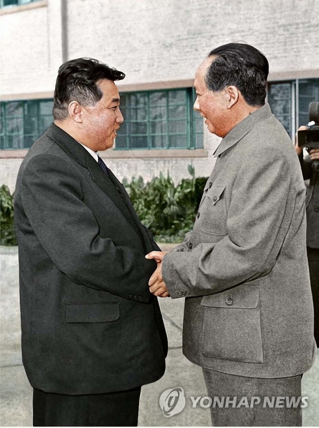 ▲ 북한 대외선전용 화보 '조선' 2023년 4월호는 1일 '인류자주 위업, 사회주의 위업의 승리적 전진을 위하여' 제하 기사에서 김일성 주석 생일(태양절) 111주년(4월 15일)을 앞두고 그의 대외활동을 조명했다. 사진은 김 주석이 1958년 11월 마오쩌둥 중국공산당 중앙위원회 주석과 손을 맞잡은 모습. (북한 대외용 화보 '조선' 4월호 캡처) ⓒ연합뉴스