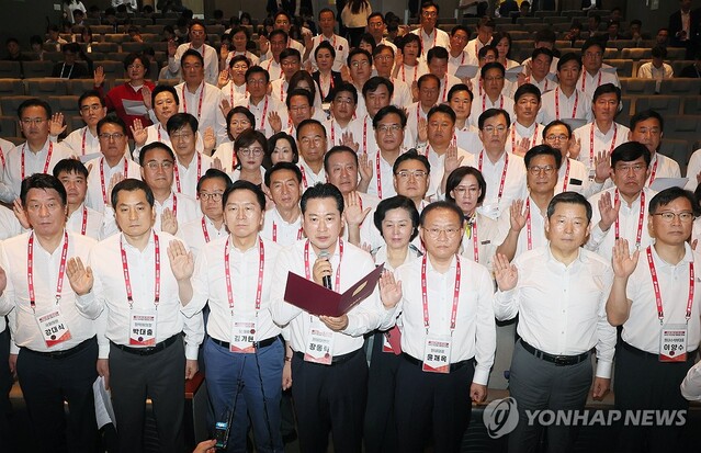 ▲ 국민의힘 장동혁 원내대변인이 29일 인천 중구 인천국제공항공사 인재개발원에서 열린 2023 국민의힘 국회의원 연찬회에서 결의문을 낭독하고 있다.ⓒ연합뉴스