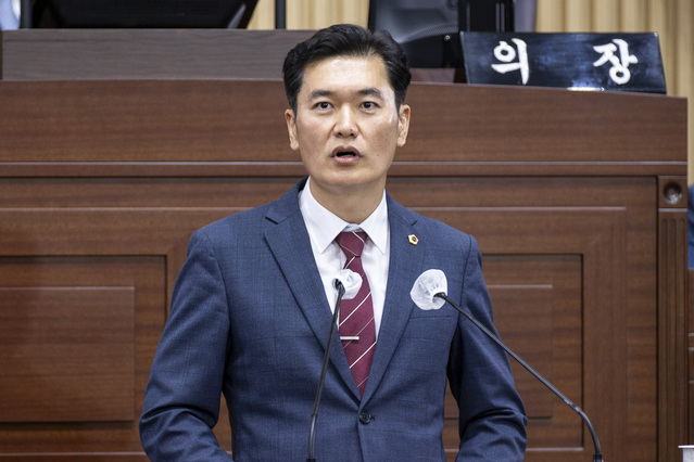 ▲ 경북도의회 김창혁 의원(기획경제위원회, 구미7)은 29일 제341회 임시회 제1차 본회의 도정질문에서 대구경북통합신공항 공항도시 및 배후지역 개발 관련해 질문을 하고 있다.ⓒ경북도의회