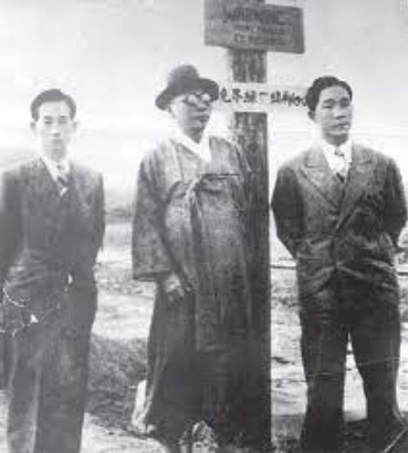 ▲ 김구가 38선 표지선 앞에서 아들 김신(오른쪽)과 비서 선우진(왼쪽)과 기념 쵤영을 하고있다.