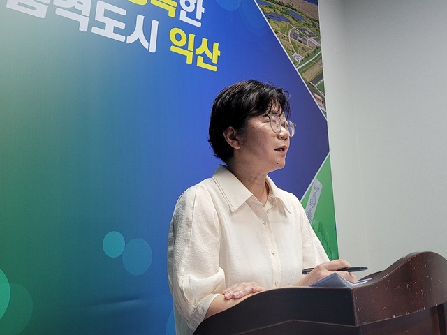 ▲ 나은정 익산시청 복지교육국장이 30일 익산시청 기자실에서 정례브리핑을 하고 있다.ⓒ홍문수 기자