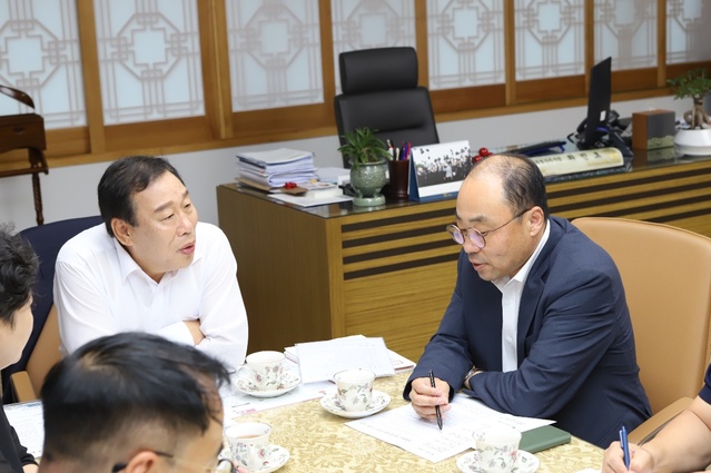 ▲ 최민호 세종시장과 최병욱 세종청사연합회장. ⓒ국토교통부노동조합