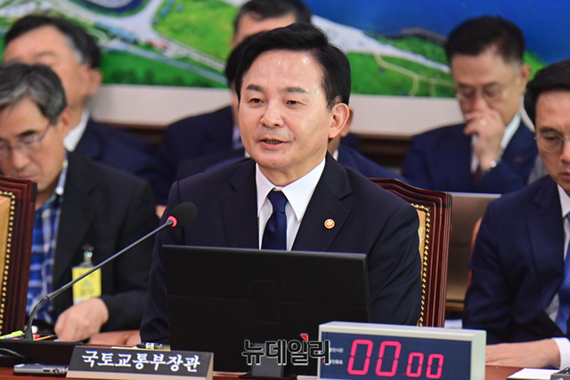 ▲ 원희룡 국토교통부장관이 30일 오전 국회에서 열린 국토교통위원회 전체회의에서 모두발언을 하고 있다.ⓒ이종현 기자