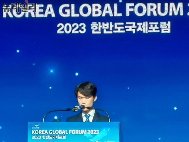 ▲ 탈북 청년 김일혁 씨가 30일 웨스틴조선호텔에서 통일부와 고려대 평화와민주주의연구소가 개최한 한반도국제포럼(KGF)에서 연설하고 있다. ⓒ조문정 기자