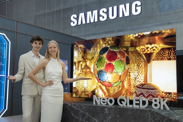 ▲ IFA 2023가 열리는 메세 베를린(Messe Berlin)에 위치한 삼성전자 전시관에서 삼성전자 모델이 'Neo QLED 8K'를 소개하고 있다. ⓒ삼성전자