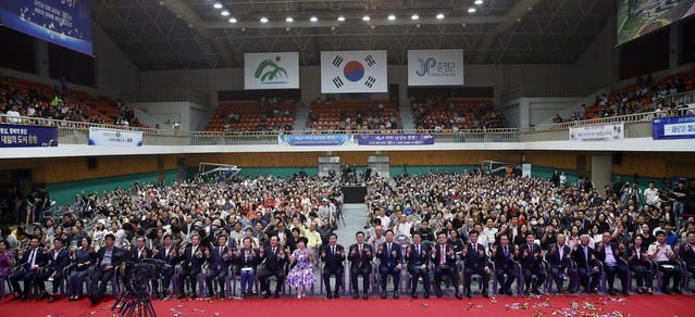 ▲ 30일 충북 증평군에서 열린 증평군 개청 20주년 기념행사를 열고 새로운 비전을 선포했다. 개청식에는 이재영 군수를 비롯해 증평군 설립 법안을 발의했던 정우택 국회 부의장과 김두관 국회의원(당시 행안부장관), 홍성열 전 군수 등이 참석해 개청 20년을 축하했다.ⓒ증평군