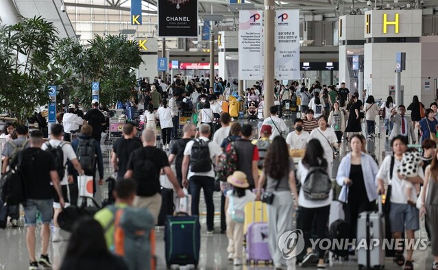 ▲ 붐비는 인천공항 출국장ⓒ연합뉴스