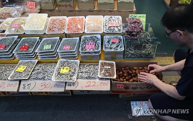 ▲ 27일 서울 시내 전통시장의 건해산물 판매점 모습.ⓒ연합뉴스