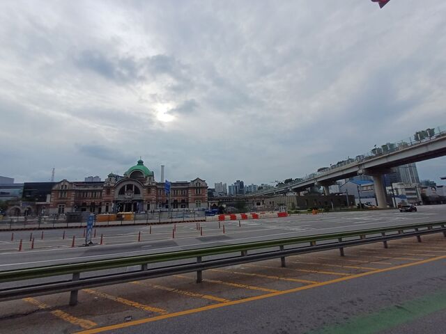 ▲ 서울로 7017이 서울역사 인근을 관통하고 있다. ⓒ김성웅 기자