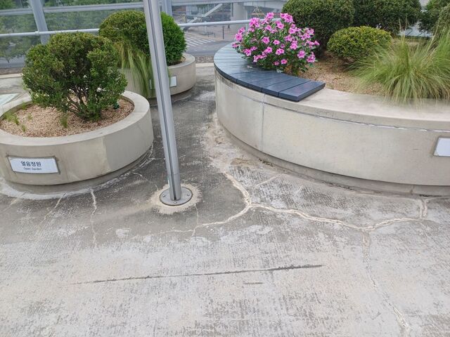 ▲ 서울로 7017에 설치된 콘크리트 화분에 균열이 생긴 흔적이 있다. ⓒ김성웅 기자