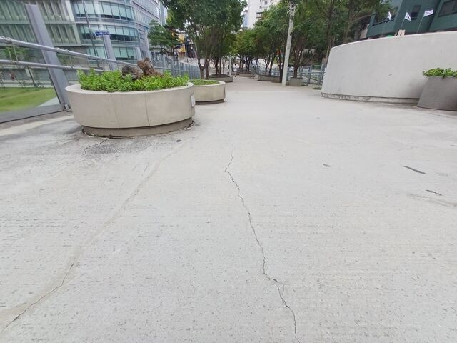 ▲ 서울로 7017의 보행로에 균열이 발생했다. ⓒ김성웅 기자