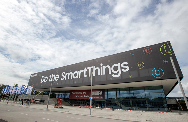 ▲ 독일 베를린 '메세 베를린(Messe Berlin)'에서 열리는 유럽 최대 가전전시회 'IFA 2023'에 앞서 삼성전자 전시장이 마련된 '시티큐브 베를린(City Cube Berlin)' 건물 외관에 '스마트싱스'를 기반으로 한 의미 있는 연결 경험을 강조하는 'Do the SmartThings'를 표현한 옥외 광고 ⓒ삼성전자