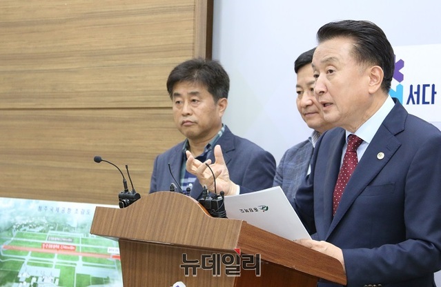 ▲ 김영환 충북도지사가 31일 도청 브리핑룸에서 청주국제공항 민간 전용 활주로 관철에 관련해 기자회견을 하고 있다.ⓒ이길표 기자